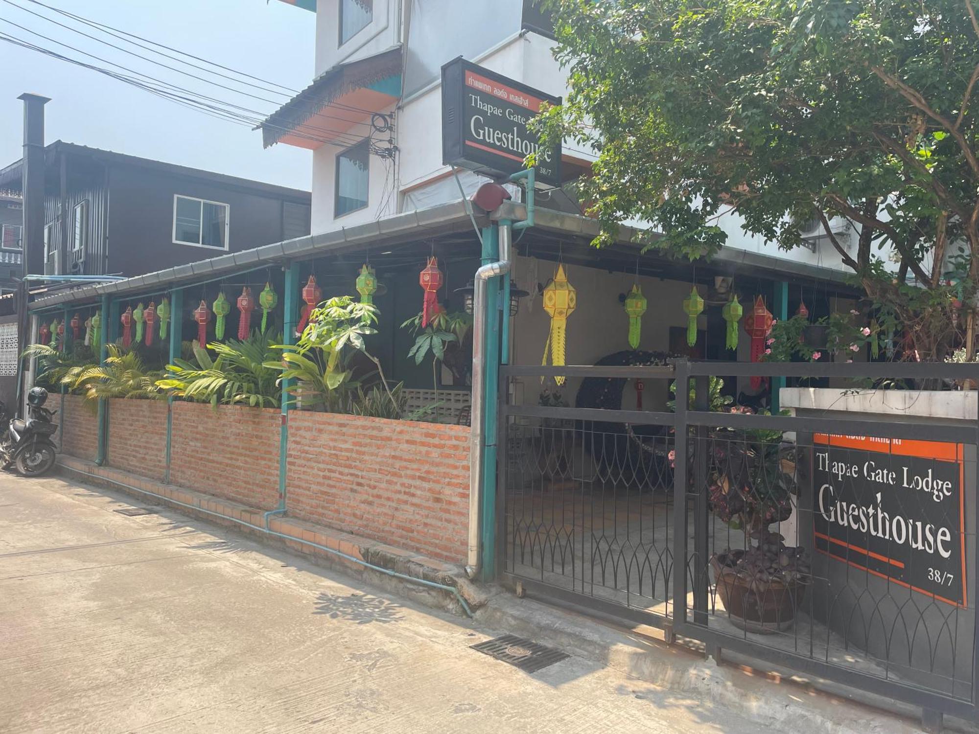 Thapae Gate Lodge Chiang Mai Exteriör bild